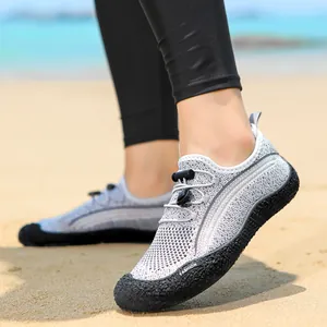 Chaussures aquatiques légères en maille grise avec laçage rapide et semelles en caoutchouc