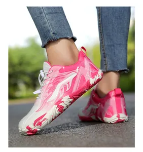 Chaussures d'eau roses et blanches avec système de laçage rapide portées en extérieur