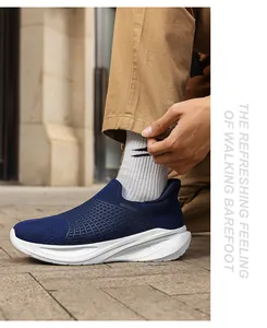 Dettaglio di una sneaker slip-on in mesh blu navy al piede con suola ammortizzata leggera
