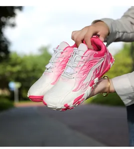 Détail des chaussures d'eau en mesh rose avec laçage rapide et semelle camouflage
