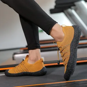 Details von gelben Aquaschuhen mit rutschfester Gummisohle auf dem Laufband