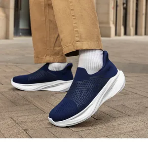 Sneaker slip-on in mesh blu navy con spesse suole ammortizzate bianche indossate all'aperto