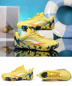 Détail de chaussures de wading jaunes avec motifs flammes et semelle antidérapante