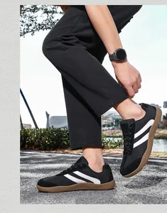 Détails de la basket en maille noire et daim avec rayures blanches et semelle en gomme