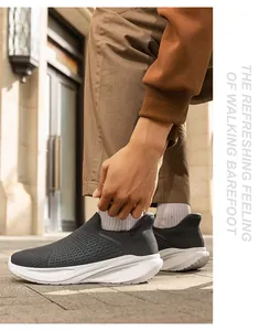 Dettaglio di sneakers in mesh grigio scuro senza lacci con suola bianca ammortizzante