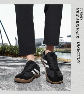 Photo en extérieur de baskets noires avec semelle en gomme et bandes blanches