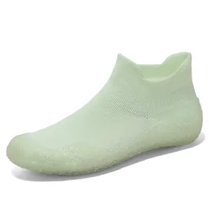 Scarpe da allenamento a piedi nudi verde chiaro con tomaia in maglia e suola in gomma
