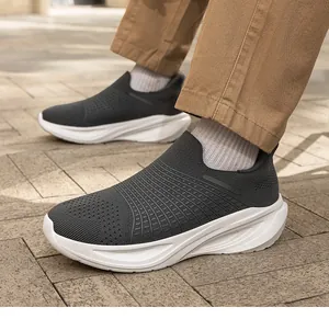 Dettaglio scarpe da camminata grigio scuro in maglia traspirante con trama a nido d'ape