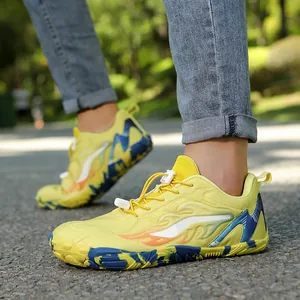 Chaussures d'eau jaunes motif vagues et semelle marbrée camo pour randonnée