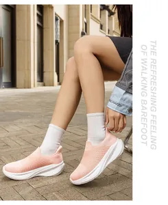 Dettaglio di scarpe da camminata in maglia rosa traspirante con suole bianche spesse fuori