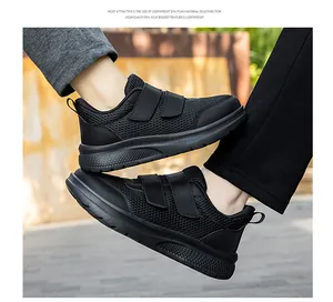 Dettaglio scarpa da camminata in mesh nero leggero con doppia chiusura a strappo