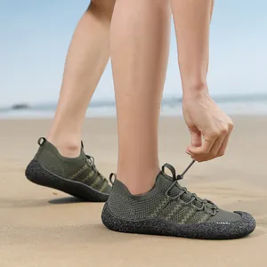 Armygrüne Wasserschuhe am Strand mit schnelltrocknendem Netz und rutschfester Gummisohle