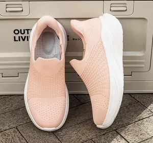 Dettaglio ravvicinato delle sneakers slip-on in maglia rosa con trama traspirante