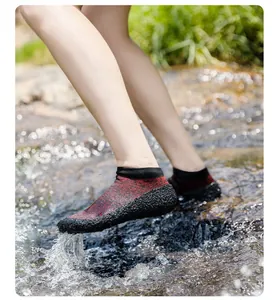 Outdoor-Einsatz von Wasserschuhen mit rutschfester Gummisohle beim Gehen durch Flusswasser