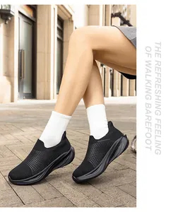 Dettaglio di sneakers a calzino in maglia nera con suola spessa ammortizzata ai piedi