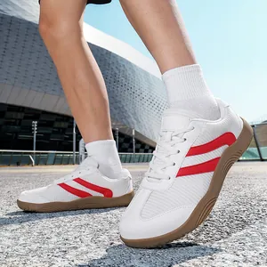 Baskets confortables pour hommes blanches avec bandes rouges et semelle en gomme