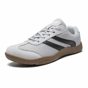 Baskets de sport respirantes en mesh gris avec détails noirs et semelle en gomme