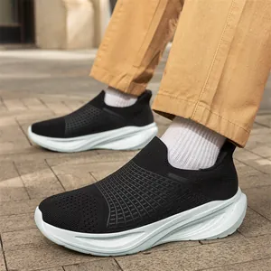 Scarpe slip-on uomo in tessuto nero traspirante con suola ammortizzata spessa
