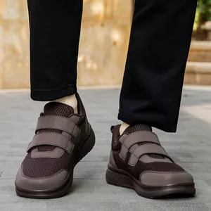 Sneaker casual da uomo marrone scuro con vestibilità ampia, mesh e velcro