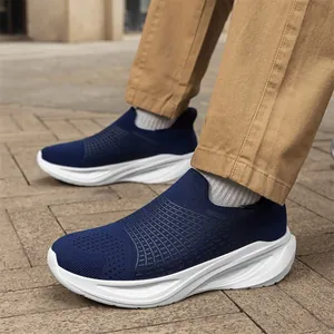 Sneaker slip-on uomo in maglia blu scuro con suola bianca ammortizzata a onde