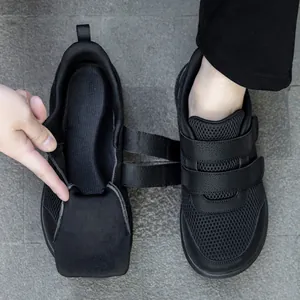 Scarpe da camminata leggere da uomo con punta larga e chiusura a strappo in nero