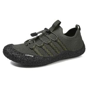 Detalle de zapatos de agua de secado rápido verde militar con cordones rápidos y suela goma