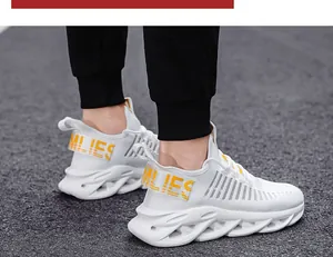 Détail latéral de chaussures de course en mesh blanc avec semelle ondulée et tirette jaune