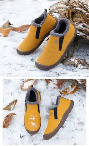 Détail de la botte de neige jaune imperméable avec doublure en fourrure grise et semelle antiglisse