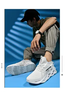 Nahaufnahme weißer Mesh-Sneaker mit hohler, stoßdämpfender Sohle am Fuß