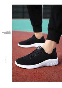 Zapatillas de running para hombre en malla negra con suela blanca en pista exterior