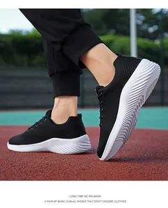 Detalle de tenis negros con malla transpirable y suela gruesa de goma blanca en acción