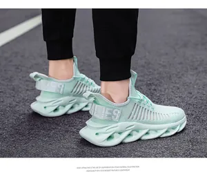 Détail de chaussure de sport vert menthe avec maille respirante et semelle légère en mousse EVA