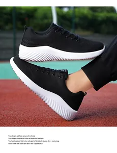 Detalle de zapatillas de running de malla negra con suelas blancas antideslizantes
