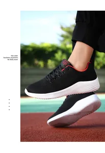 Toma dinámica de zapatillas de running de malla negra para hombre con suela de EVA blanca