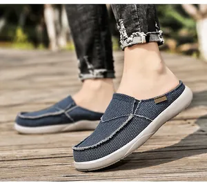 Detailaufnahme von dunkelblauem Segeltuch-Muleschuh mit Köperstruktur und Kontrastnähten