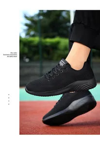 Detalle de malla transpirable negra y suela gruesa de EVA en zapatillas de running