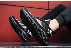 Détail de chaussures de running noires avec semelle épaisse creuse et mesh respirant