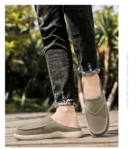 Seitenansicht der atmungsaktiven Herren-Loafers aus Webstoff mit weißer Gummisohle
