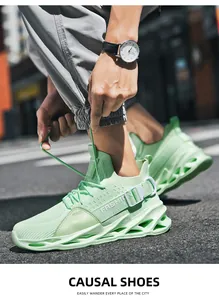 Detail von hellgrünen Blade-Sneakern mit Stricknetz und dekorativen Riemen