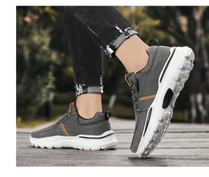 Detalle de zapatos casuales grises para hombre con suelas antideslizantes en madera