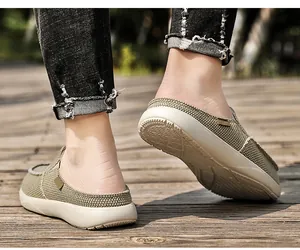 Detail von atmungsaktiven Khaki-Webslipper-Mules mit dicker rutschfester Sohle