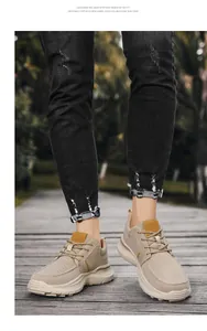 Zapatos de lona caqui para hombre con suela gruesa en un camino de madera exterior