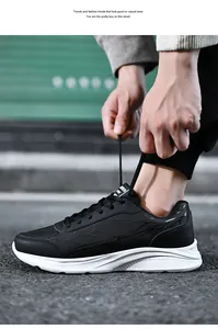 Primer plano de una persona atando cordones de zapatillas deportivas de cuero negro