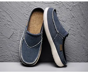 Detail von marineblauem Canvas-Mule mit grober Textur, Mokassin-Naht und Kork-Einlage
