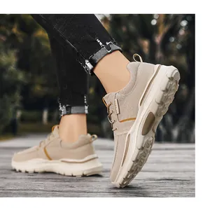 Detalle de zapatos de lona beige para hombre con suela de goma antideslizante y costuras finas