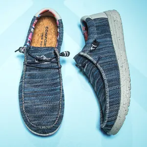 Detailansicht der marineblauen Strick-Loafer mit Kork-Innensohle und gesprenkelter Sohle