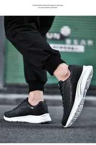 Vista detallada de zapatillas de deporte para hombre en piel sintética negra y patrón plateado