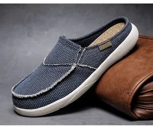 Detail von denimblauem Stoff und Kork-Einlegesohle bei atmungsaktiven Herren-Mules