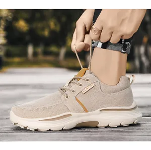 Detalle de zapatillas clásicas de lona beige con detalles de cuero y suela amortiguada