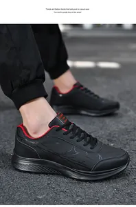 Vista lateral detallada de zapatillas de cuero negro con forro rojo y patrones grises